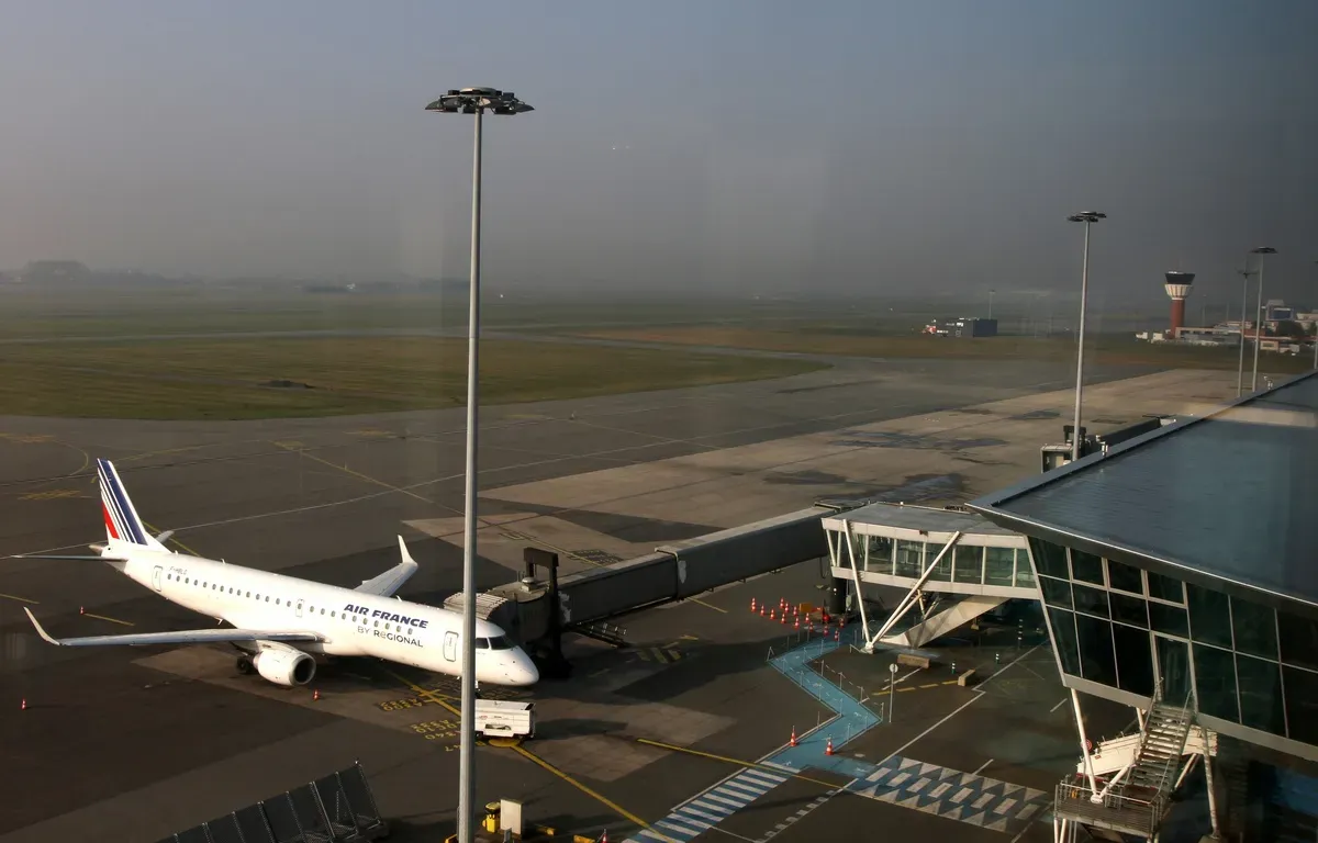 Avion Air France au terminal de l'aéroport de Lille-Lesquin