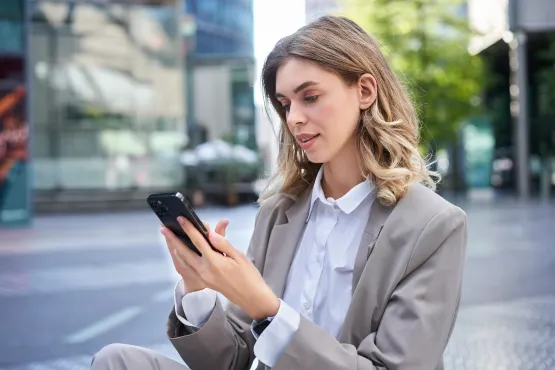 Cliente réservant un taxi de nuit à Lille par téléphone