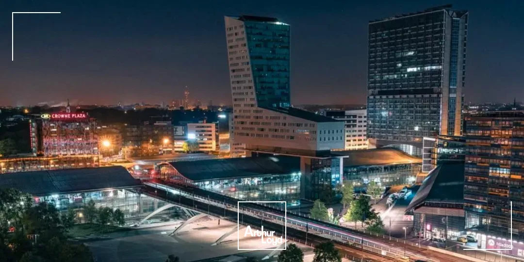Station de taxi illuminée la nuit