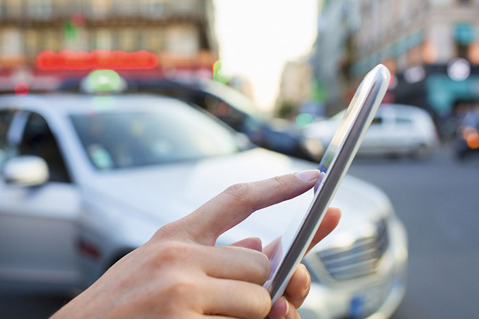 Réservation de taxi aéroport Lille par téléphone au 06 85 35 74 48, service disponible 24h/24