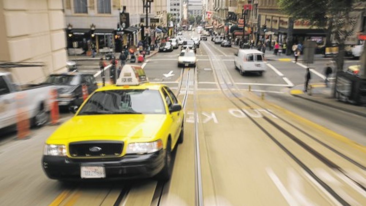 Taxi en route vers l'aéroport, trajet direct et rapide sur l'autoroute depuis Lille