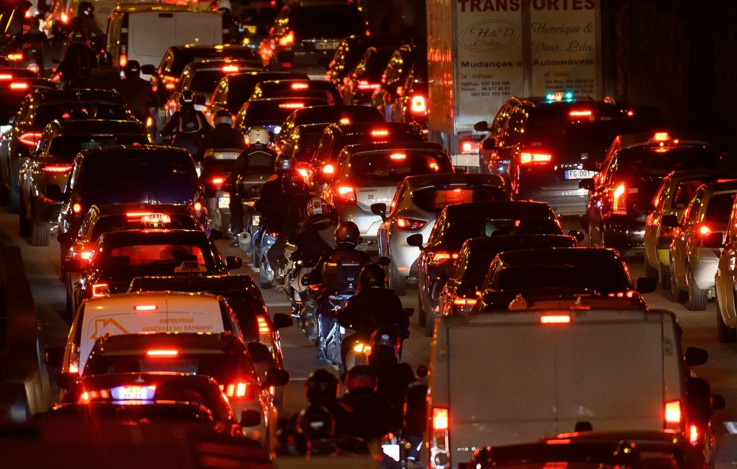 Taxi de nuit dans les rues de Lille Taxi circulant dans les rues illuminées de Lille la nuit
