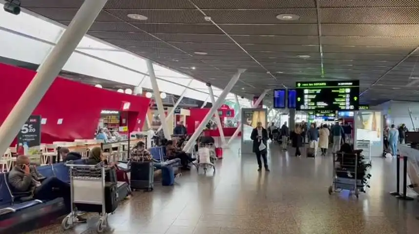 Service de taxi à l'aéroport de Lesquin Taxi devant le terminal de l'aéroport